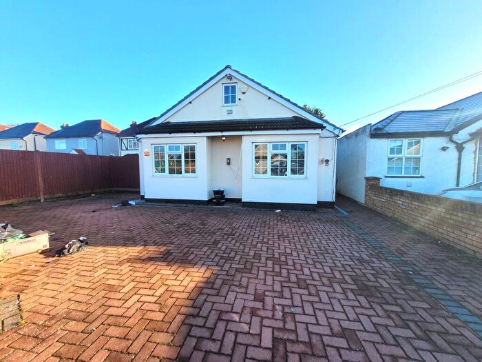 4 Bedroom House To Rent In Meadway Burnham, SL1