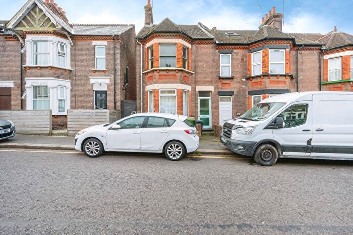 3 Bedroom Terraced House For Sale In High Town Road, Luton, Bedfordshire, LU2