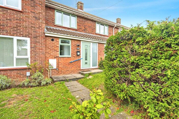 2 Bedroom Terraced House For Sale In Dale Close, Bedford, MK41
