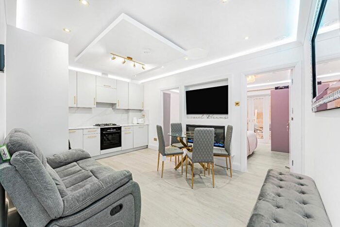 3 Bedroom Flat For Sale In Raven Row, London, E1