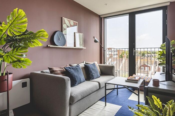Studio To Rent In Hove Gardens, BN3