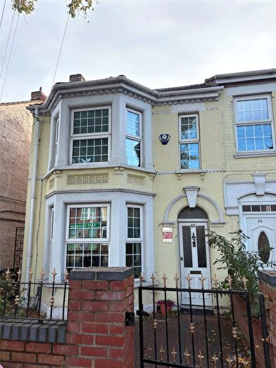 4 Bedroom Terraced House For Sale In Ampthill Road, Bedford, Bedfordshire, MK42