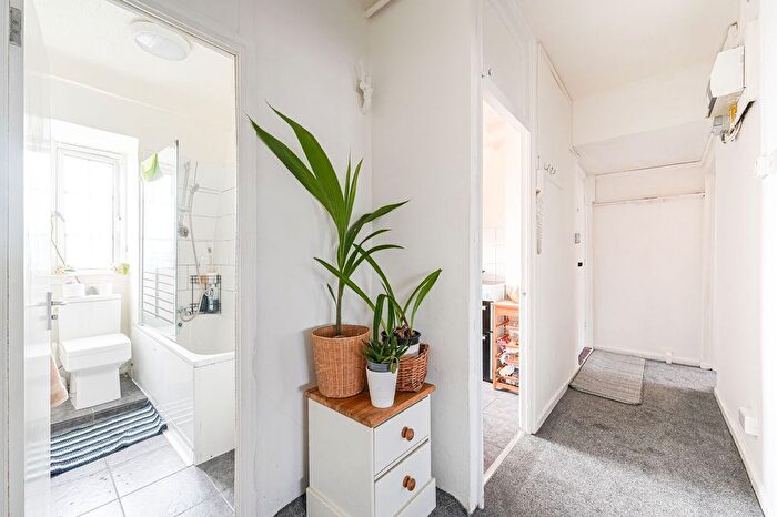 3 Bedroom Flat For Sale In Wingrove Road, Catford, London, SE6