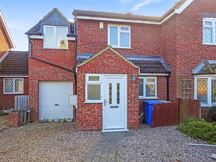 3 Bedroom Semi-Detached House To Rent In , Ashdown Close, Barton Seagrave, NN15