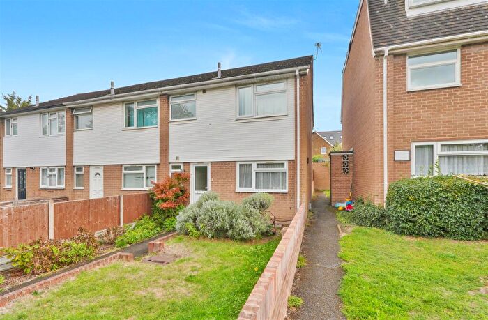 3 Bedroom End Of Terrace House For Sale In Ridge Bank, Slough, SL1