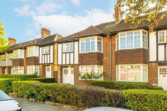 3 Bedroom Flat To Rent In Gracefield Gardens, Streatham, SW16