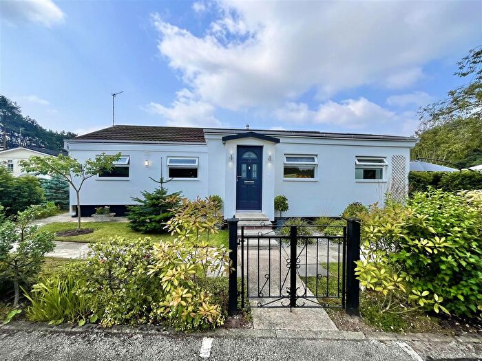 2 Bedroom Mobile/park Home For Sale In Rowantree Road, Lindow Court Park, WA16