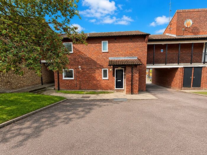 2 Bedroom Maisonette For Sale In Plaiters Way, Bidwell, Dunstable, LU5