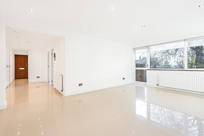 3 Bedroom Flat To Rent In Hendon Lane, London, N3