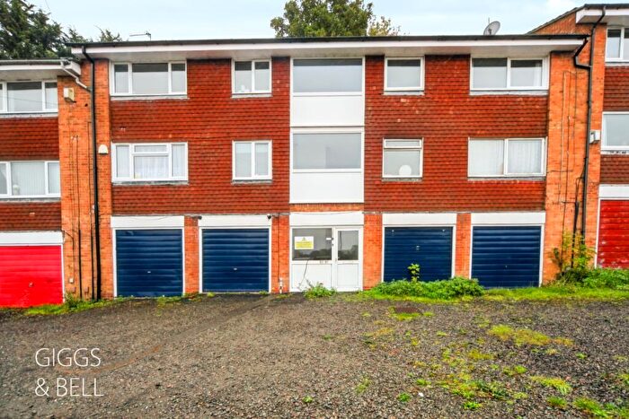 2 Bedroom Apartment For Sale In Fermor Crescent, Luton, Bedfordshire, LU2