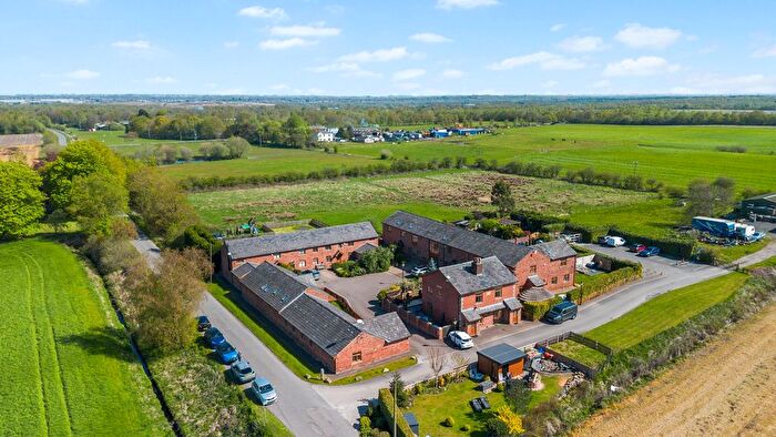 4 Bedroom Barn Conversion For Sale In Rindle Road, Tyldesley, M29