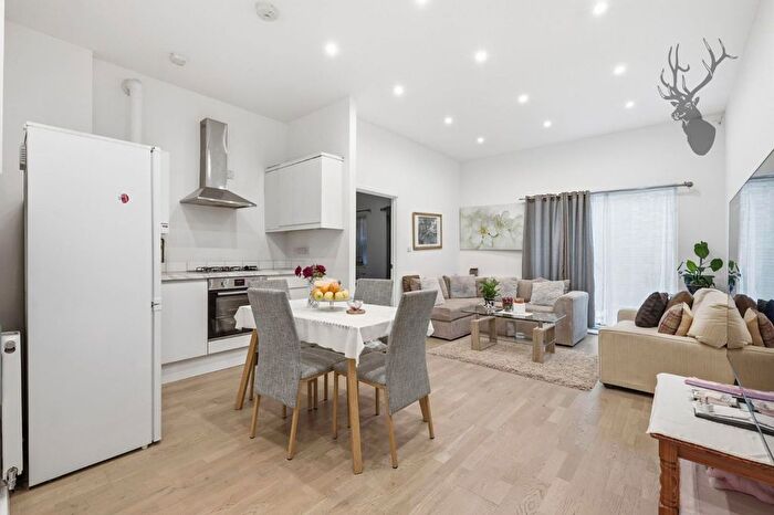 2 Bedroom Flat For Sale In Chestnut Avenue, London, E7