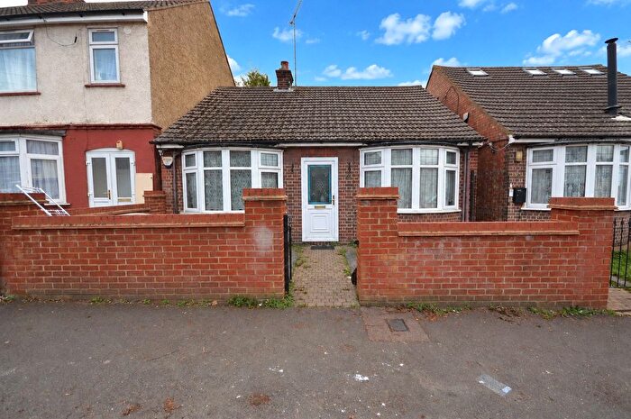 3 Bedroom Bungalow For Sale In Beechwood Road, Luton, Bedfordshire, LU4