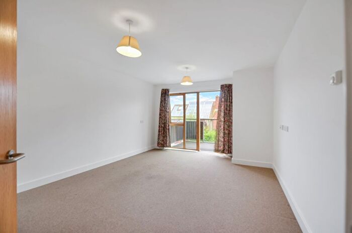 1 Bedroom Flat For Sale In South Lake Crescent, Reading, RG5