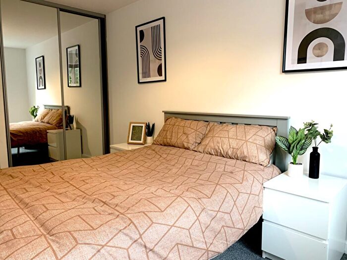 2 Bedroom Flat To Rent In Bed Student Flat // July, LN1