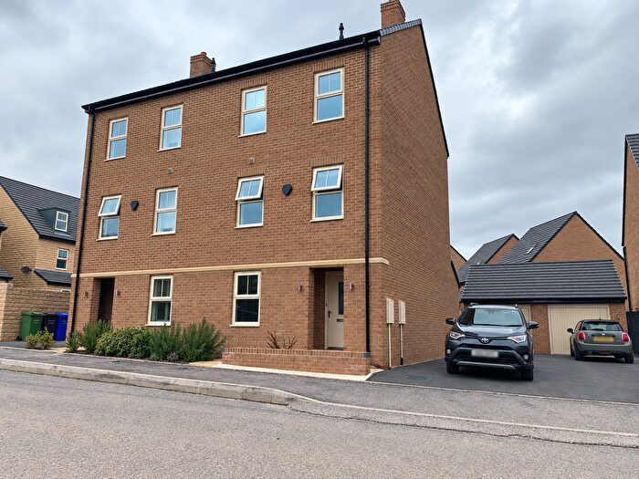 4 Bedroom Semi-Detached House To Rent In Comley Crescent, Chesterfield, S41