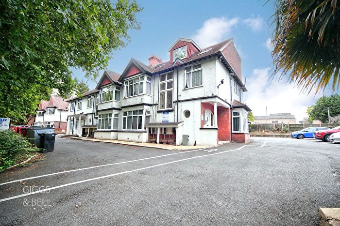 2 Bedroom Flat For Sale In Nickmar Court, - New Bedford Road, Luton, Bedfordshire, LU3