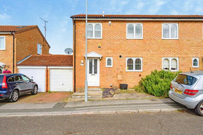 3 Bedroom Semi-Detached House For Sale In Falstone Green, Luton, LU2