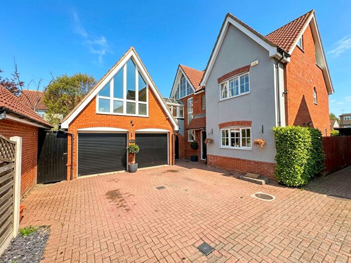 4 Bedroom Detached House For Sale In Calvinia Close, Noak Bridge, SS15