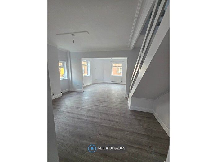3 Bedroom End Of Terrace House To Rent In Wellington St, York, YO10
