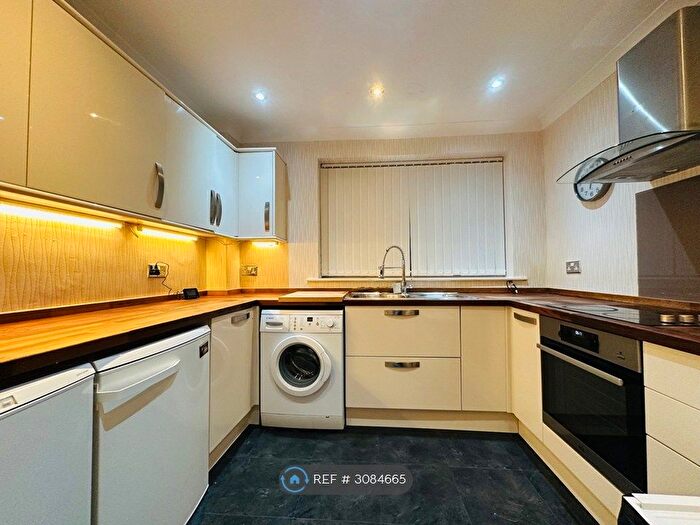 2 Bedroom Flat To Rent In Castle Court, Glasgow, G77
