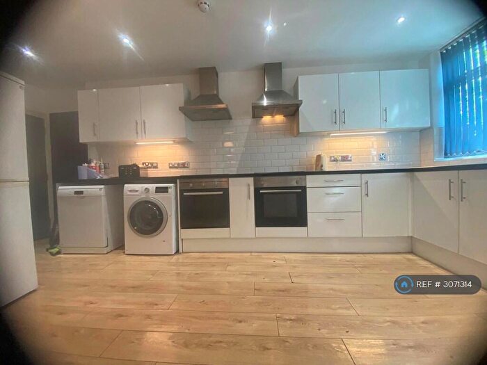 6 Bedroom Terraced House To Rent In Weaste Lane, Salford, M5