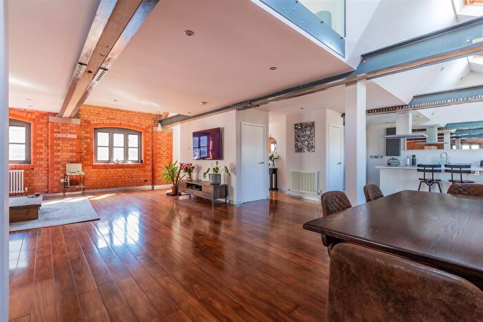 2 Bedroom Flat To Rent In Severn Square, Pontcanna, Cardiff, CF11