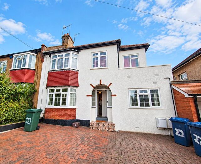 3 Bedroom Flat To Rent In Oakleigh Crescent, London, N20