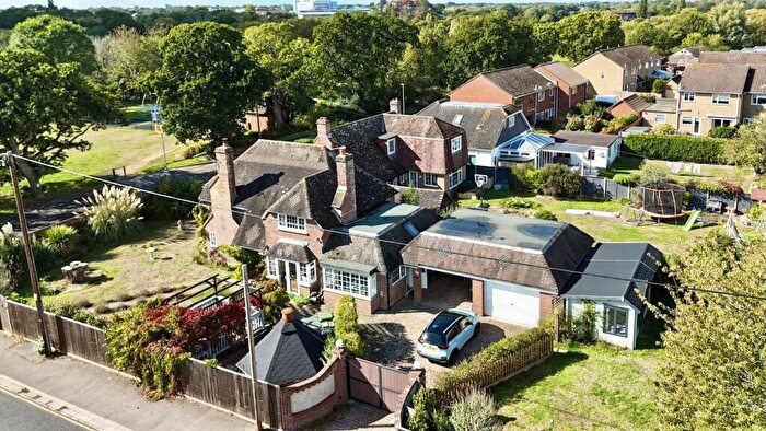 4 Bedroom Detached House For Sale In River Way, Christchurch, BH23