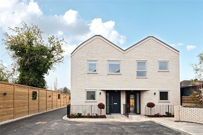 3 Bedroom Semi-Detached House For Sale In Isleworth, TW7