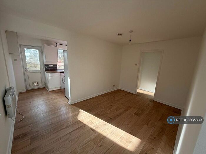 1 Bedroom Flat To Rent In Mount House, Frome, BA11