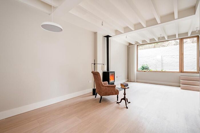 2 Bedroom Detached House For Sale In Lansdowne Drive, London, E8