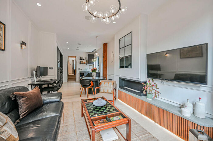 2 Bedroom Flat For Sale In Palmerston Crescent, London, , Palmers Green, London, N13