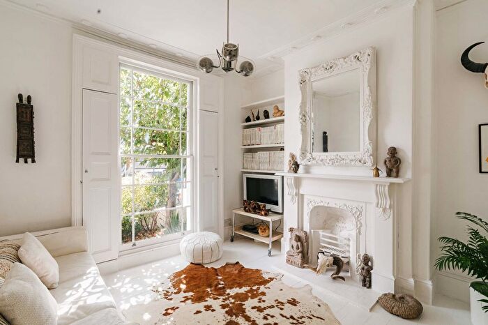 4 Bedroom Semi-Detached House For Sale In Brownlow Road, London, E8