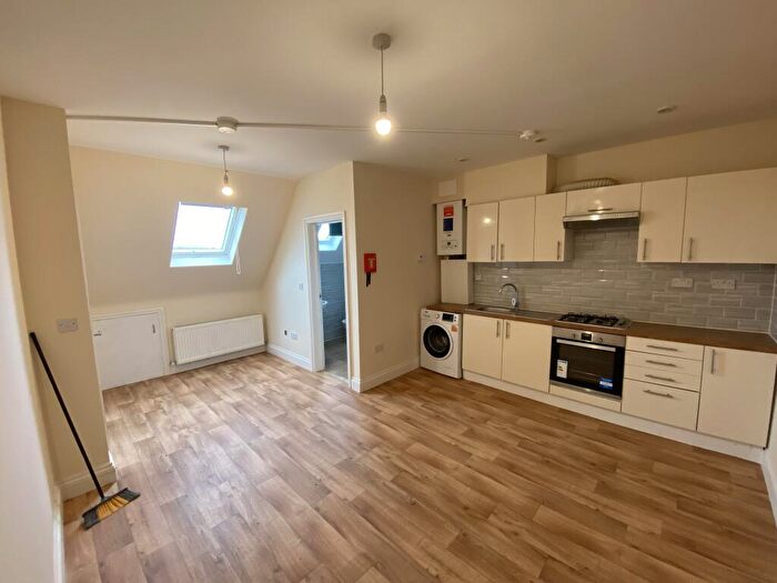 2 Bedroom Flat To Rent In High Road Leytonstone, London, E11