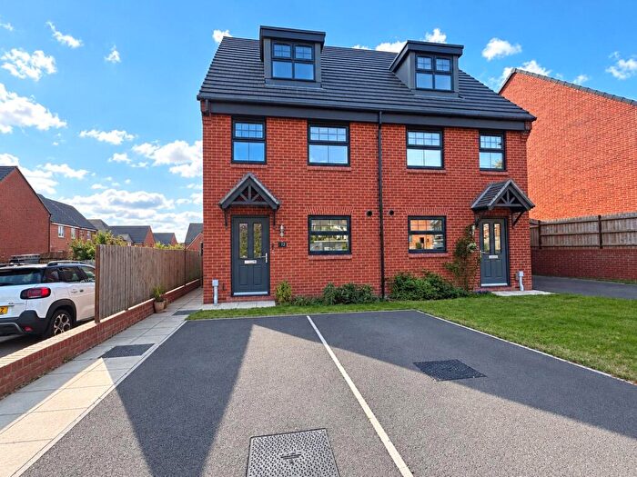 3 Bedroom Semi-Detached House To Rent In Pearsons Fold, Ashton-under-Lyne, Greater Manchester, OL6