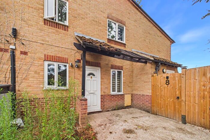 2 Bedroom Maisonette For Sale In Burdett Court, Reading, Berkshire, RG2