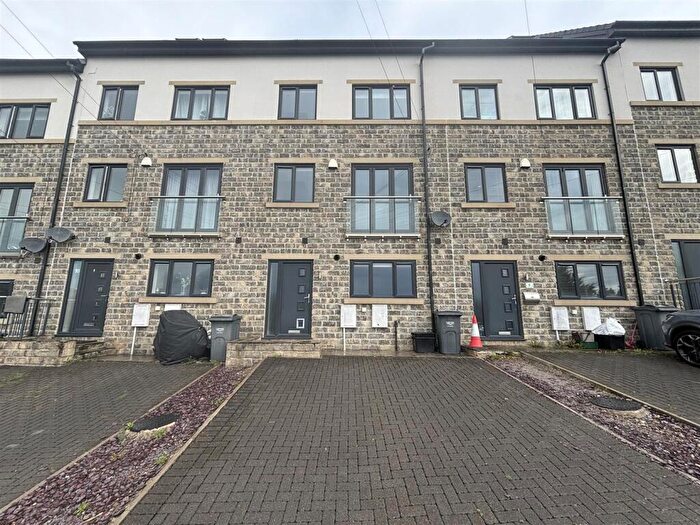 4 Bedroom Town House To Rent In Sunnybank Road, Greetland, HX4