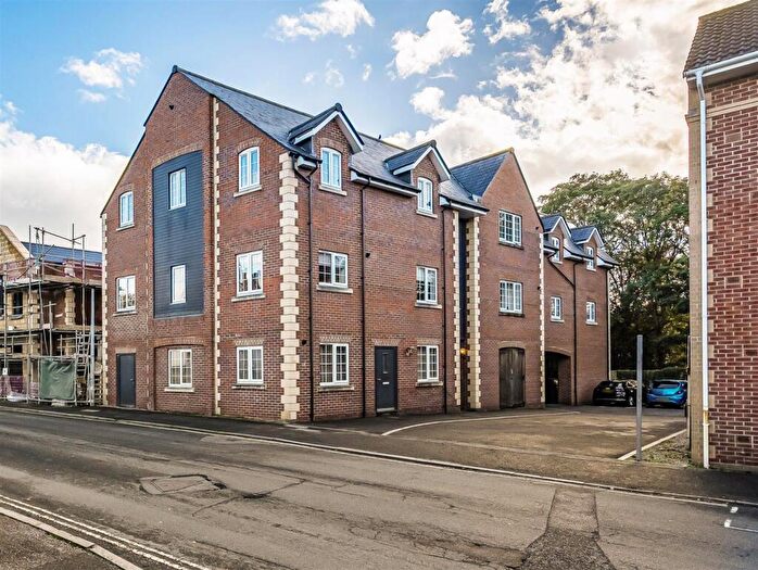 2 Bedroom Flat For Sale In West End Close, Chippenham, SN14