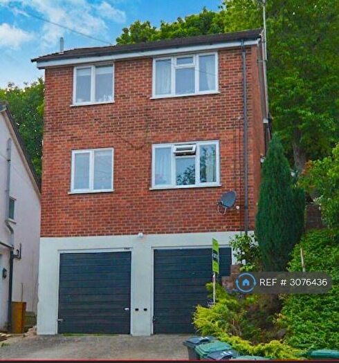2 Bedroom Maisonette To Rent In Garlands Road, Redhill, RH1