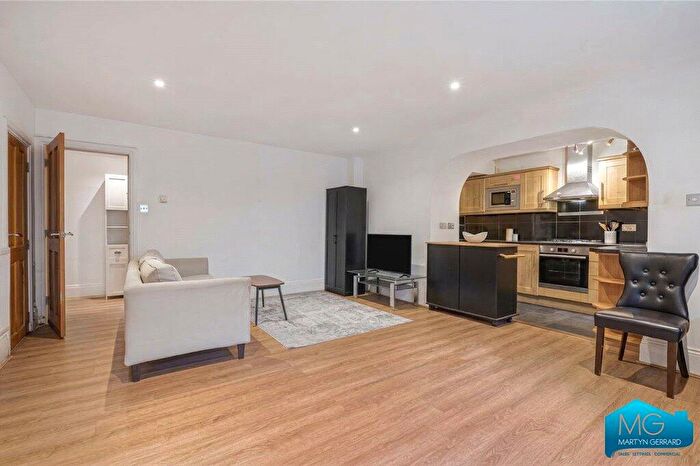 2 Bedroom Apartment For Sale In Royal Drive, London, N11