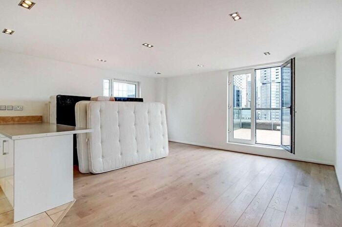 2 Bedroom Flat For Sale In City Tower, Limehabour, Crossharbour, South Quay, London, E14