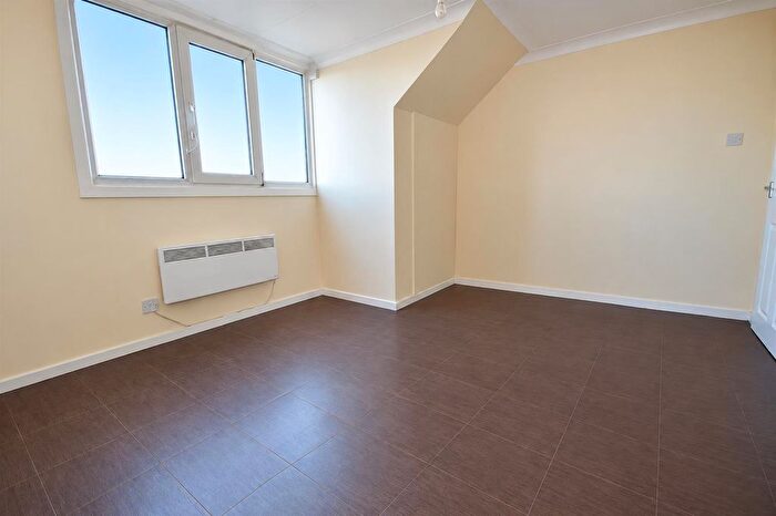 1 Bedroom Flat To Rent In The Square, Castleford, WF10