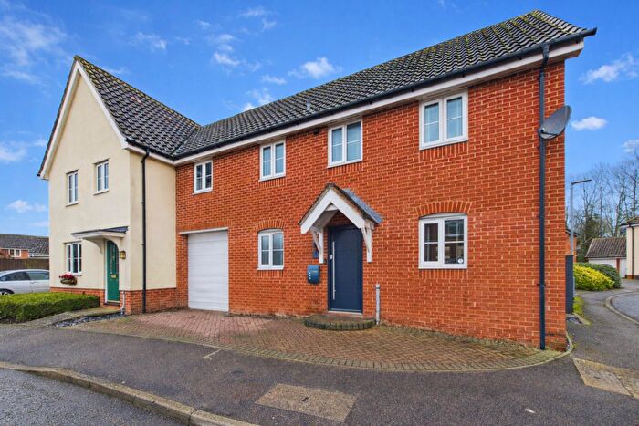 3 Bedroom Semi-Detached House For Sale In Betjeman Close, Thetford, IP24