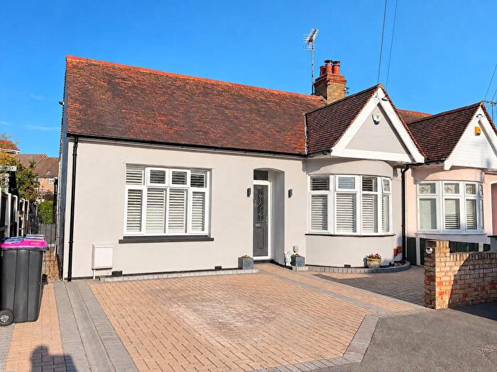 2 Bedroom Bungalow For Sale In Highfield Close, Westcliff-on-Sea, SS0