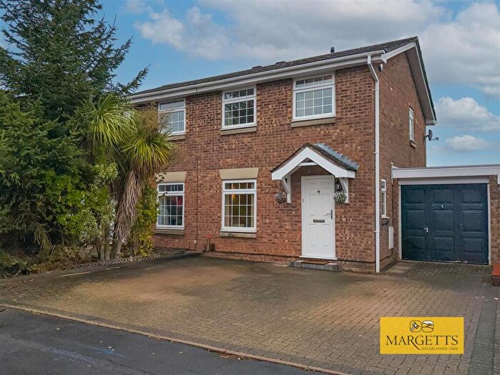 3 Bedroom Semi-Detached House For Sale In Linden Close, Woodloes Park, Warwick, CV34