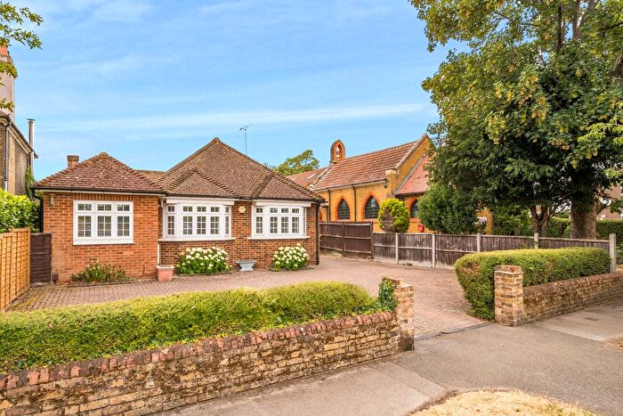 2 Bedroom Bungalow For Sale In Upper Halliford Road, Shepperton, TW17