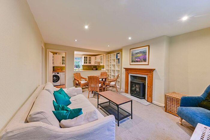 2 Bedroom Flat To Rent In Lansdowne Gardens, Vauxhall, London, SW8