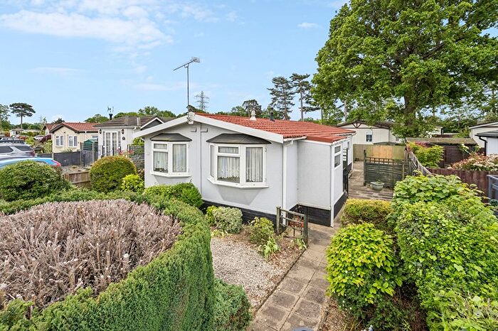 3 Bedroom Mobile/park Home For Sale In Orchards Residential Park, Slough, SL3