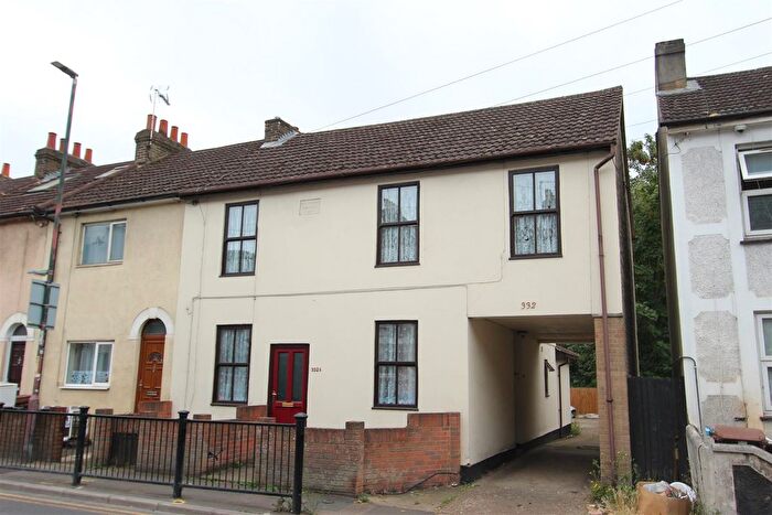 2 Bedroom Flat To Rent In Luton Road, Chatham, ME4